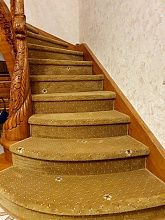 Декоративный композиция из полушерстяной ковровой дорожки с укладкой на лестницу и второй этаж